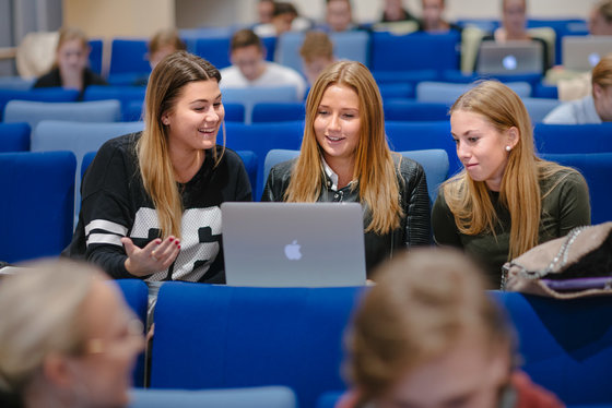 Students discussing Hubro Finance